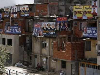 Cartazes de candidatos nas no bairro Bonsuceso, no Rio. 