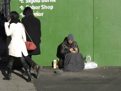 Um mendigo estrangeiro pede nas ruas de Copenhague (Dinamarca) em fevereiro de 2015.