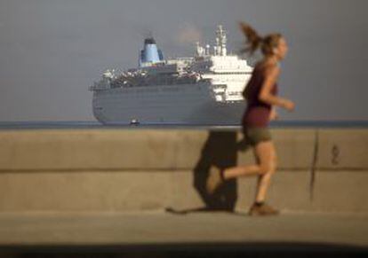 Mulher corre no Malecón, em Havana.