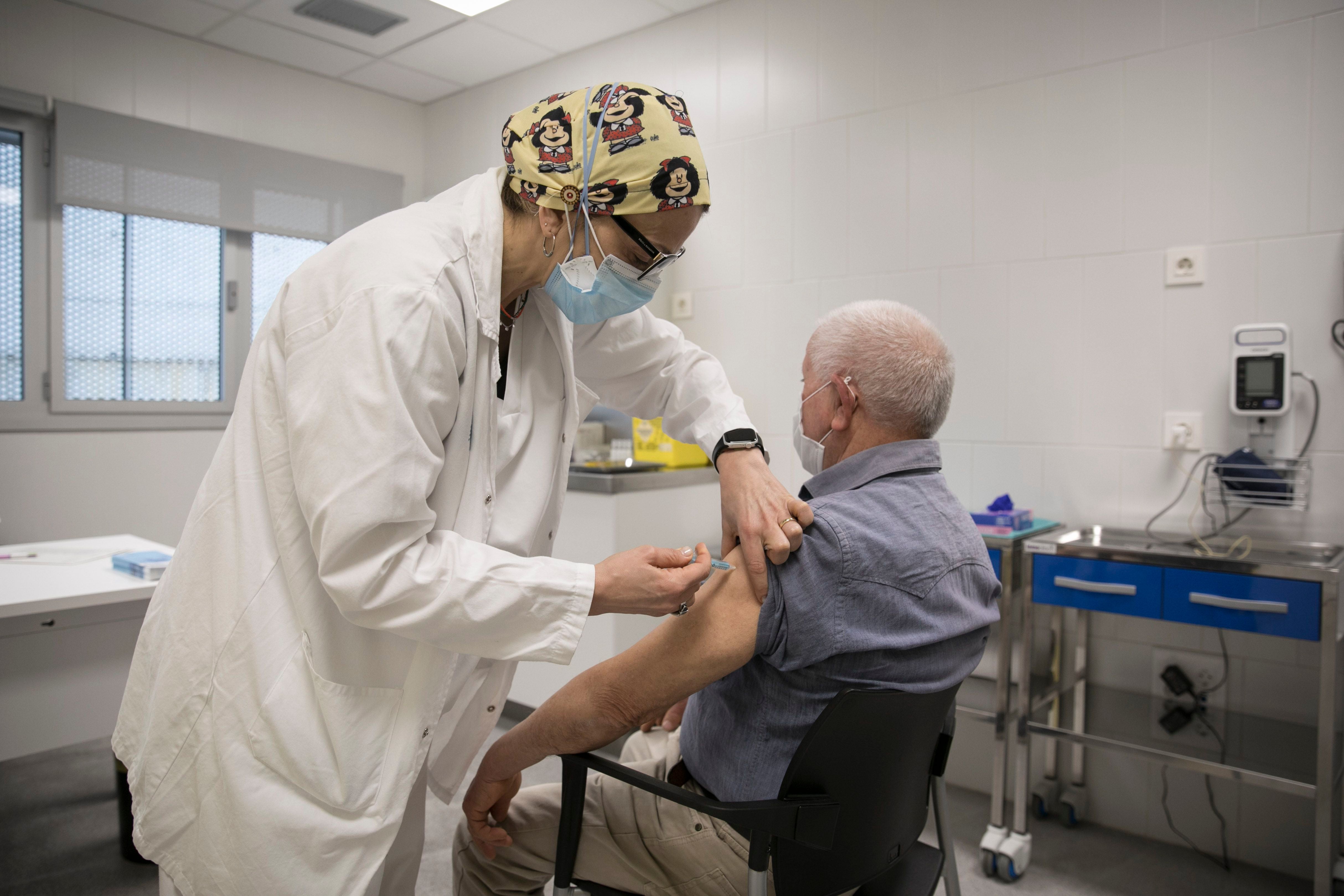 Uma enfermeira vacina um paciente contra a covid-19 em Barcelona. 