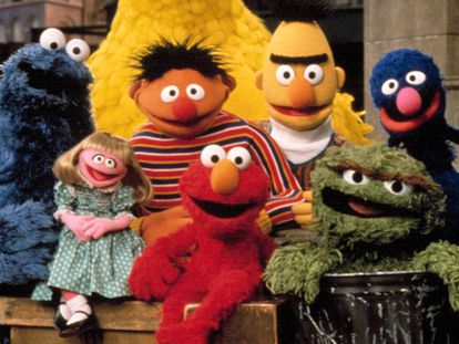 Parte dos personagens de 'Sesame Street' (Vila Sésamo) dos Estados Unidos: Cookie Monster (no Brasil, Come-Come), Prairie Dawn (Sofia), Berth (Beto), Elmo, Ernie (Ênio), Oscar e Grover.