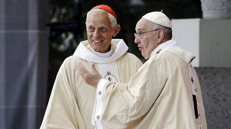 O Papa com o cardeal Wuerl, acusado de encobrir os fatos, em Washington em 2015.
