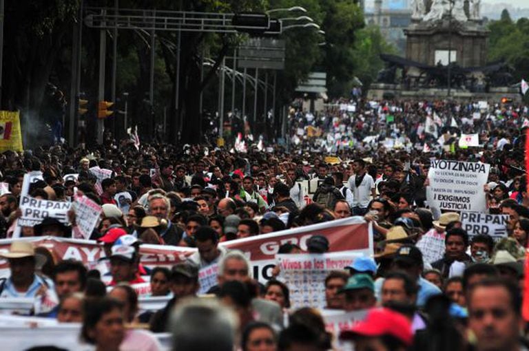 Manifestação reúne mais de 50 mil na Cidade do México.