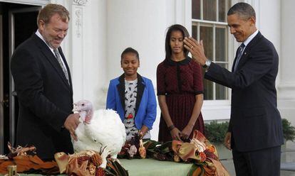 O presidente Obama perdoa o peru chamado ‘Liberty’, no pórtico norte da Casa Branca em 2011.