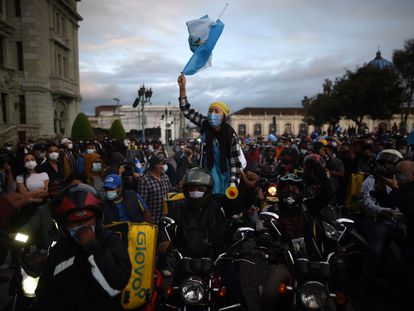 Manifestação contra o orçamento aprovado pelo Congresso da Guatemala, neste domingo.