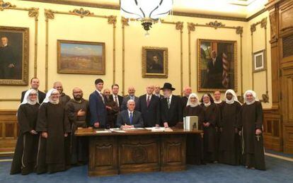 Imagem publicada pelo governador Pence no Twitter após assinar a lei na presença de líderes religiosas de Indiana.
