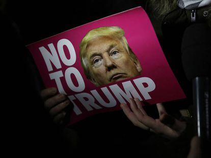 Cartaz de americanos contr&aacute;rios a Donald Trump 