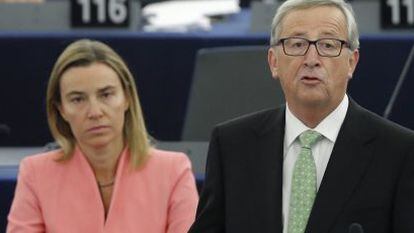 Jean-Claude Juncker discursa para os deputados europeus. Ao fundo, a alta representante para a Política Externa Europeia, Federica Mogherini.