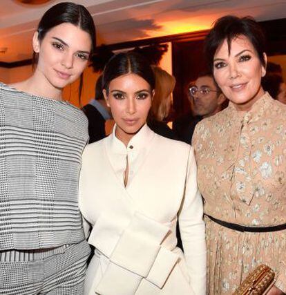 Kendall Jenner ao lado da irmã Kim Kardashian e da mãe Kris Jenner.