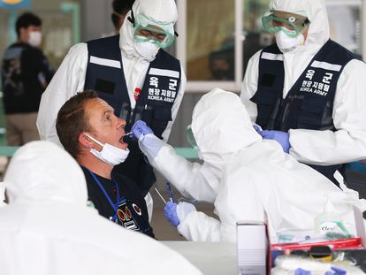 Equipe médica da cidade de Incheon, na Coreia do Sul, aplica teste para coronavírus em um posto de diagnóstico rápido.
