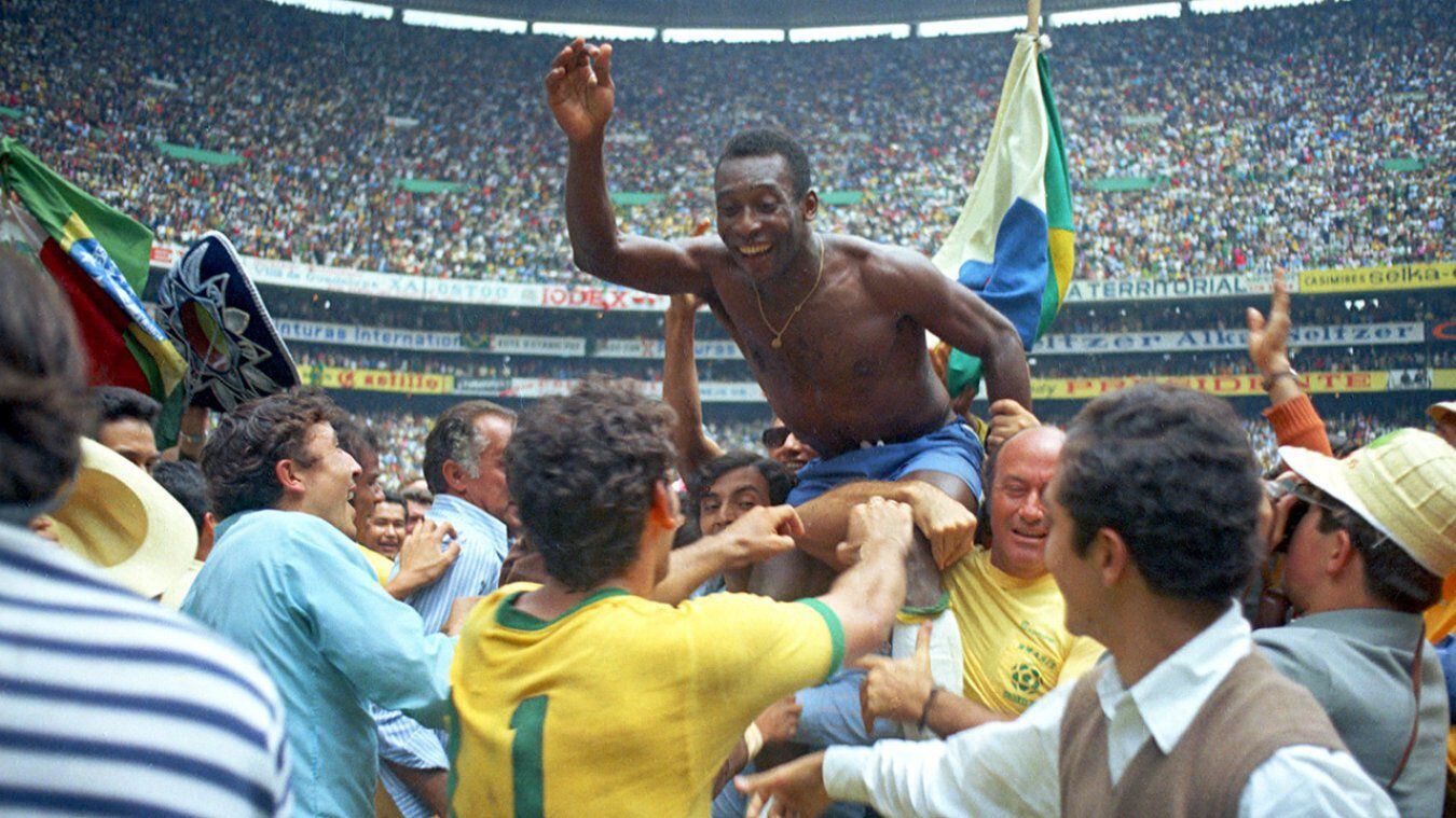 O apogeu: Pelé é carregado nos ombros após conquistar a Copa do Mundo de 1970, no México.