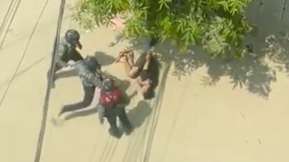 Militares espancam homem caído em uma rua de Sanchaung neste sábado. 