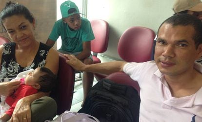 Fábio, Ednalva e a filha do casal na sala de espera do Centro de Apoio ao Trabalhador (CAT).