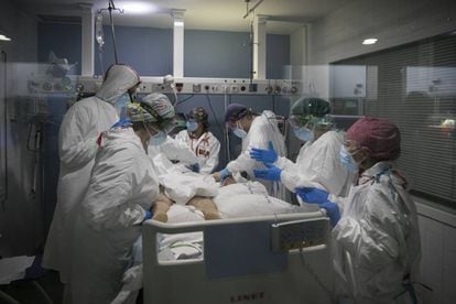 Profissionais de saúde tratam de paciente com covid-19 na UTI do Hospital del Mar, em Barcelona, em 30 de janeiro.