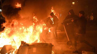Manifestantes queimam contêineres em Barcelona.
