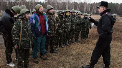 Um oficial ucraniano fala a um grupo de recrutas, perto de Kiev.