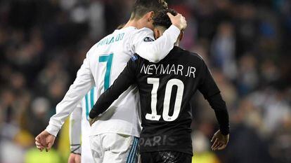 Cristiano Ronaldo abraça Neymar ao fim da partida.