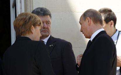 Putin e Poroshenko conversam diante de Angela Merkel.