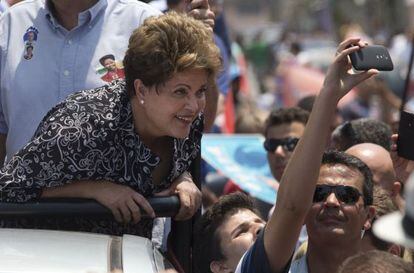 Dilma tira foto com eleitor em campanha no Rio, no dia 20