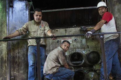Trabalhadores consertam uma locomotiva em Cidade Guayana, em 1 de novembro.