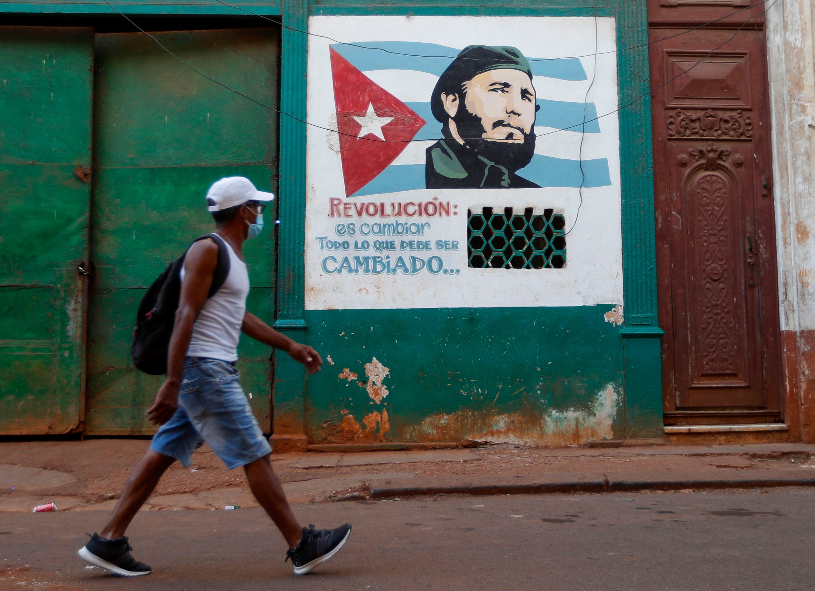 Homem passa por grafite de Fidel Castro em Havana na sexta-feira. 