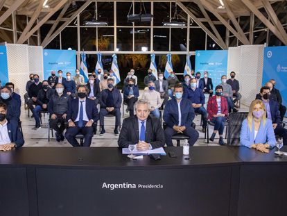 O presidente da Argentina, Alberto Fernández (centro), ao lado do governador da província de Buenos Aires, Axel Kicillof (à esq.) e da vice-governadora, Manuela Magario (à dir.), depois de seu discurso.