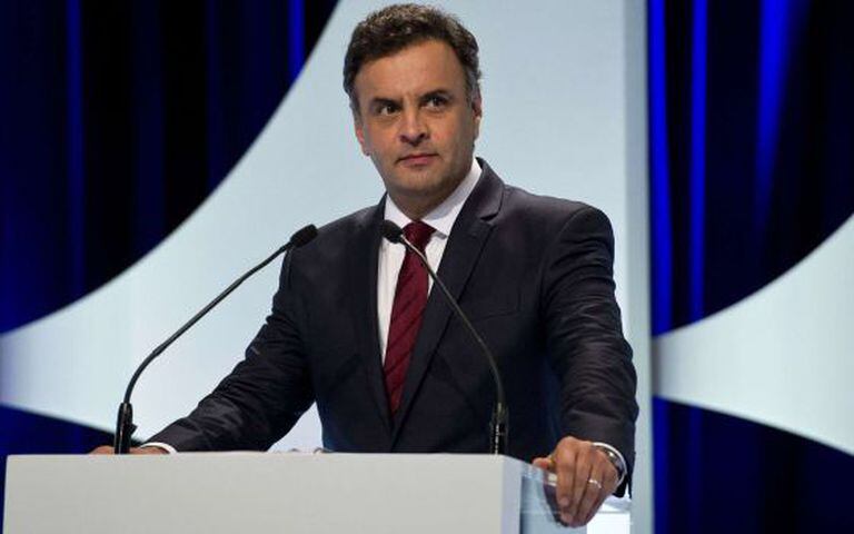 O candidato Aécio Neves no debate desta segunda.