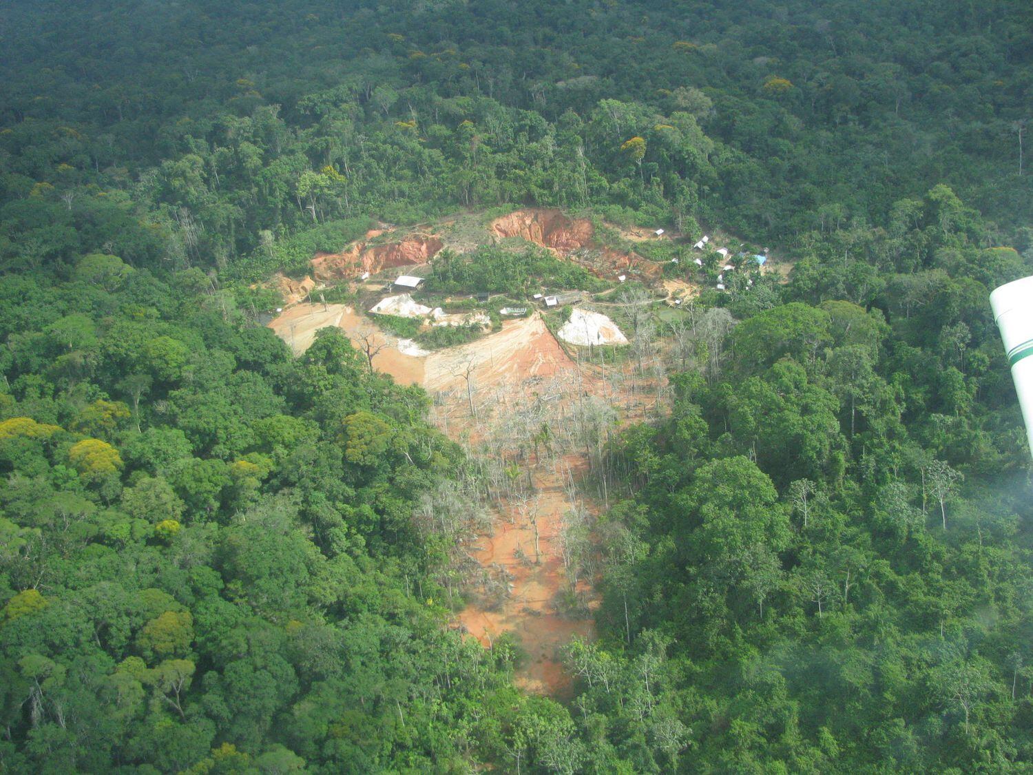 Fotografia de 2009 da mina ilegal 13 de Maio, na área onde o piloto Antonio Sena se perdeu e foi localizado. 