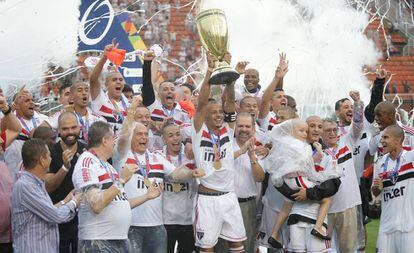 O capitão Diego levanta a taça de campeão da Copa São Paulo.