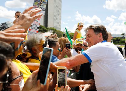 O presidente Jair Bolsonaro, em frente ao Palácio do Planalto neste domingo, com apoiadores que protestavam contra o Congresso e o Judiciário.