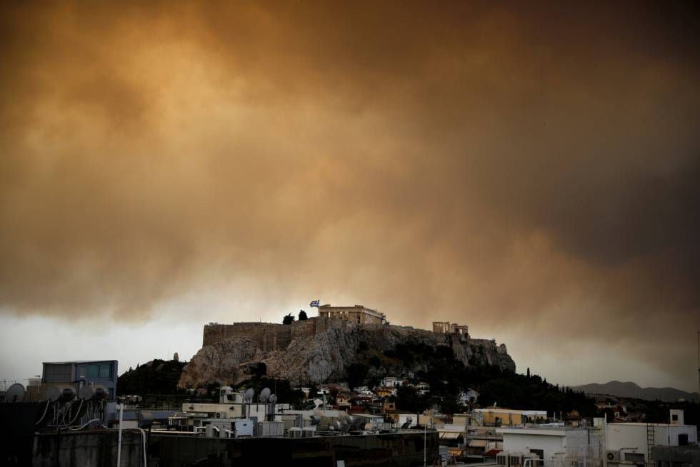 Vista do Partenon com a fumaça que toma os arredores de Atenas