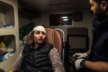 Dumoo Akael, 12, é transferida em uma ambulância da Defesa Civil libanesa para um hospital de Beirute em 18 de janeiro.