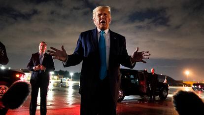 Donald Trump fala com jornalistas depois de aterrissar na base de Andrews (Maryland), na quinta-feira à noite.