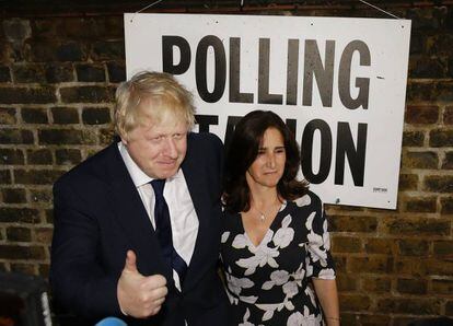 Boris Johnson e sua mulher Marina, após votar a favor do Brexit.