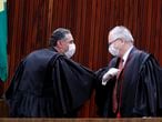 Os ministros Roberto Barroso e Edson Fachin, novos presidente e vice do Tribunal Superior Eleitoral do Brasil, cumprimentam-se na cerimônia de posse.