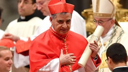 Na foto, Angelo Becciu após jurar lealdade ao Papa e se tornar cardeal.