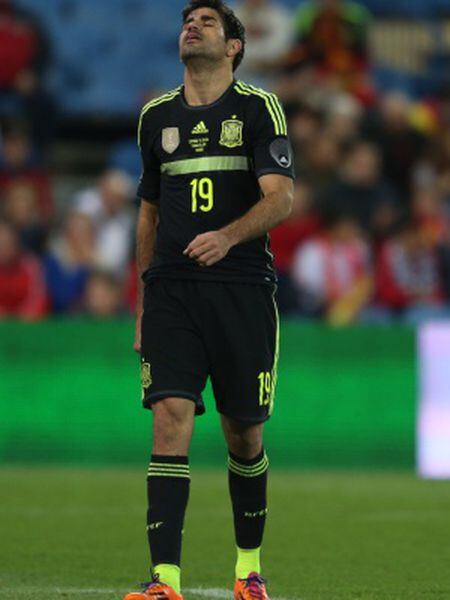 Diego Costa se lamenta em um instante da partida.
