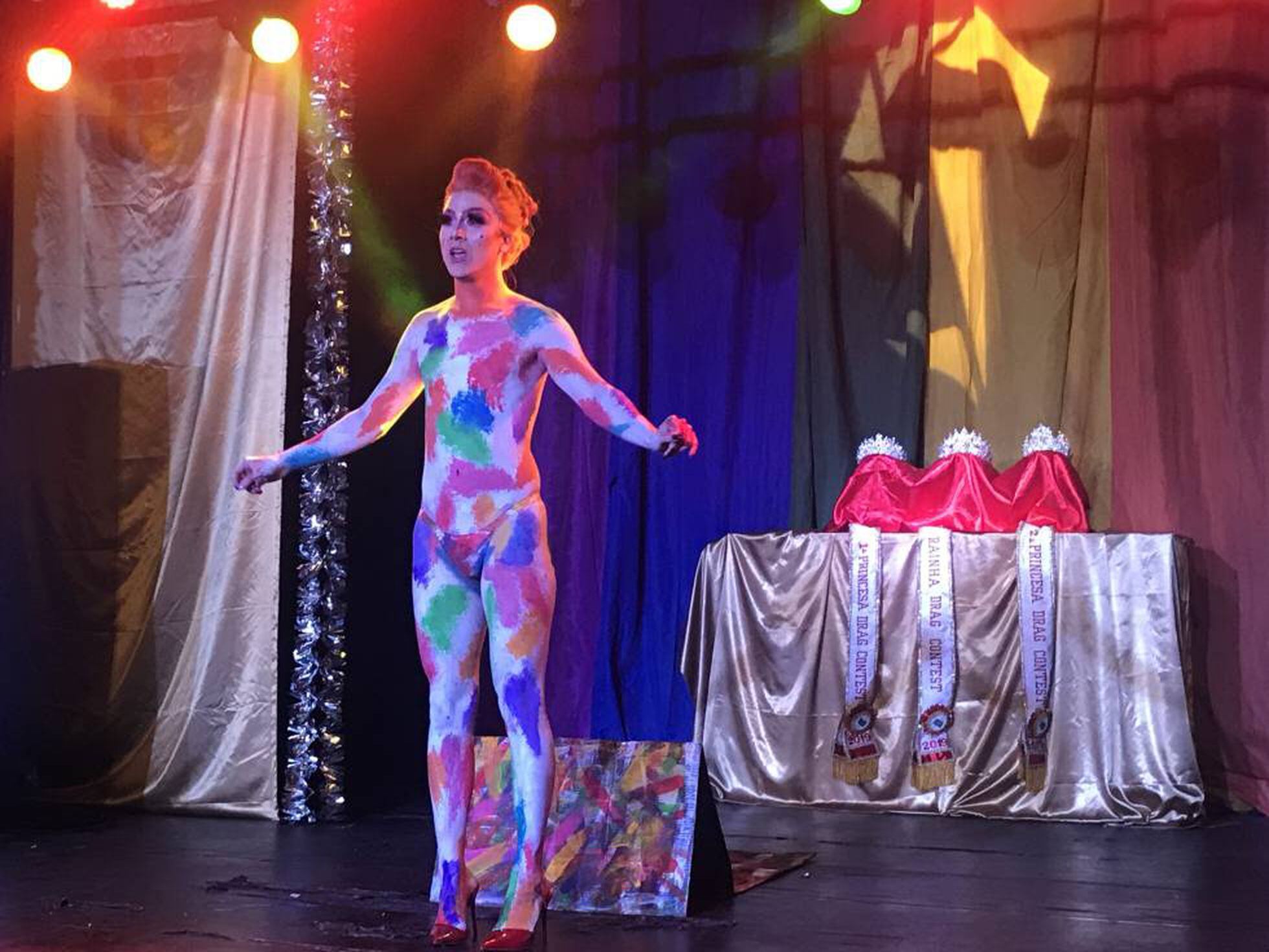 Transexuais Alegres Com Maquiagem Festa Noturna Brilhante Dança