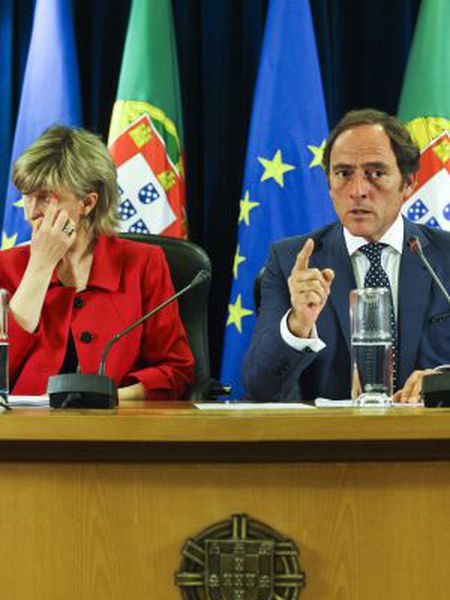 O vice-primeiro ministro português, Paulo Portas, e a ministra de Finanças portuguesa, María Luis Albuquerque.