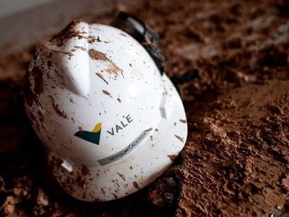 Imagem de um capacete da Vale tirada 20 dias após a tragédia na mina Córrego do Feijão. 