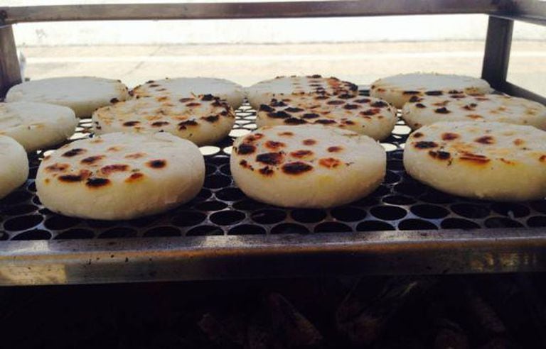 As arepas colombianas em preparação no 'Sabores de mi tierra'.
