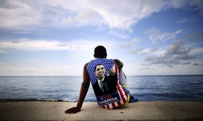 Um jovem cubano sentado em Havana com uma t-shirt de Obama.