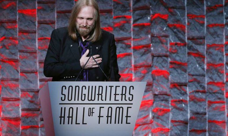 Tom Petty discursa em cerimônia em Nova York em 2016.