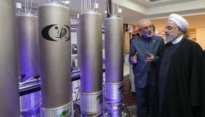 O presidente iraniano Rohani visita umas instalações, durante o dia da tecnologia nuclear, em Teerã o passado 9 de abril