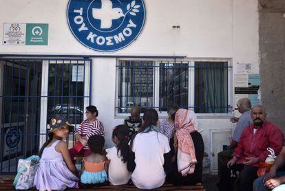 Um grupo de refugiados sírios em um dispensario de Médicos do Mundo em Atenas, o passado 2 de julho.