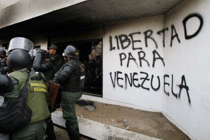 Guardas nacionais da Venezuela ap&oacute;s um inc&ecirc;ndio no Conselho Nacional Eleitoral.