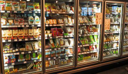 Produtos veganos em um supermercado.
