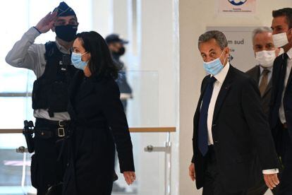 O ex-presidente francês Nicolas Sarkozy chega ao tribunal que o julgou em Paris, nesta segunda-feira.