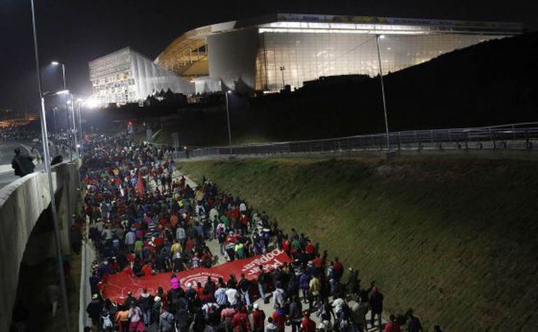 Membros do MTST durante protesto em 4 de junho próximo à Arena Corinthians.