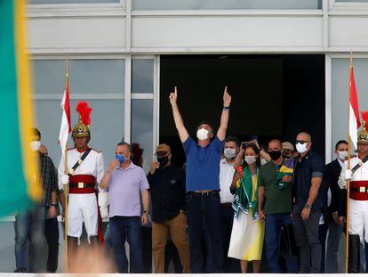 O presidente Jair Bolsonaro, em Brasília, em 17 de maio, durante um protesto pelo fim do isolamento social.